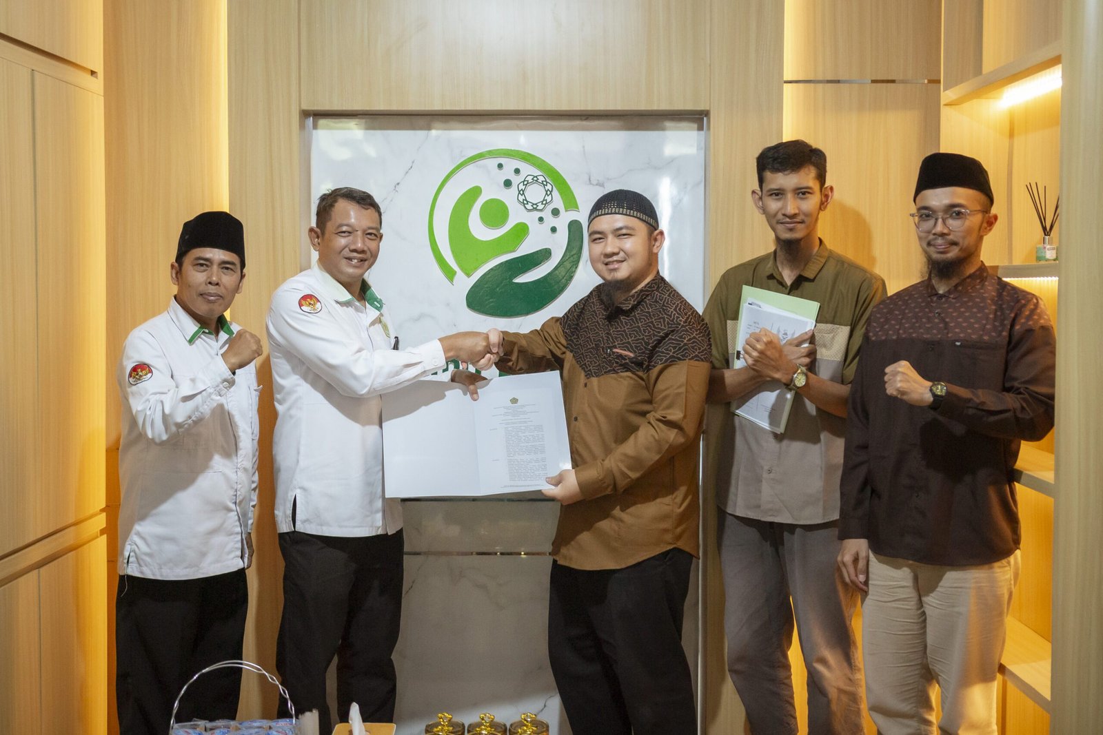 Penyerahan SK Izin Operasional LAZ MPD Peduli oleh Kanwil Kementerian Agama DIY