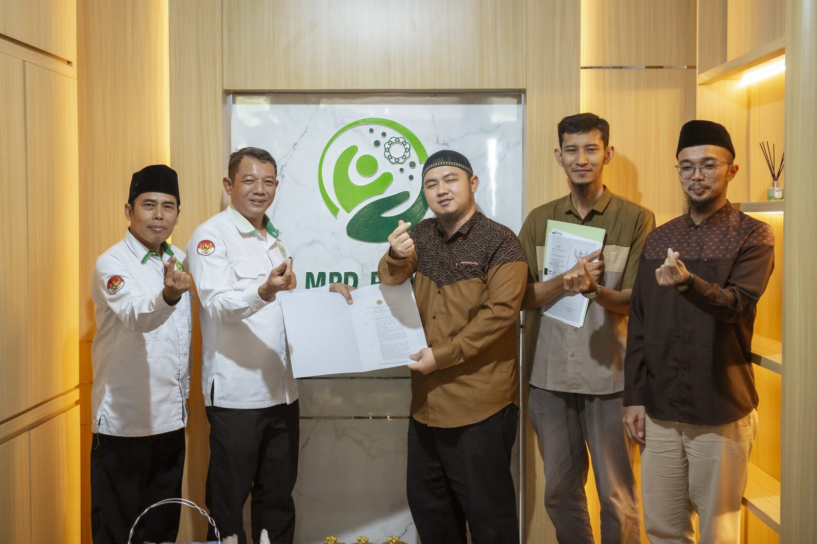 Foto bersama LAZ MPD Peduli dan perwakilan Kanwil Kemenag DIY