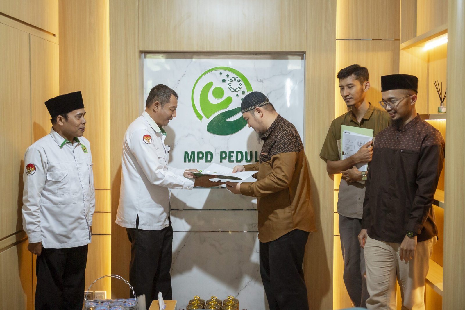 Dokumentasi serah terima SK LAZ MPD Peduli